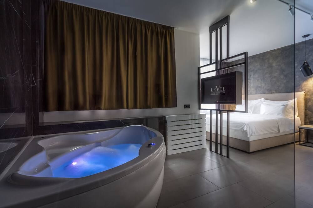 Level Luxury Suites