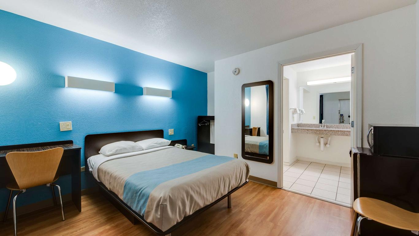 Motel 6 Kingston