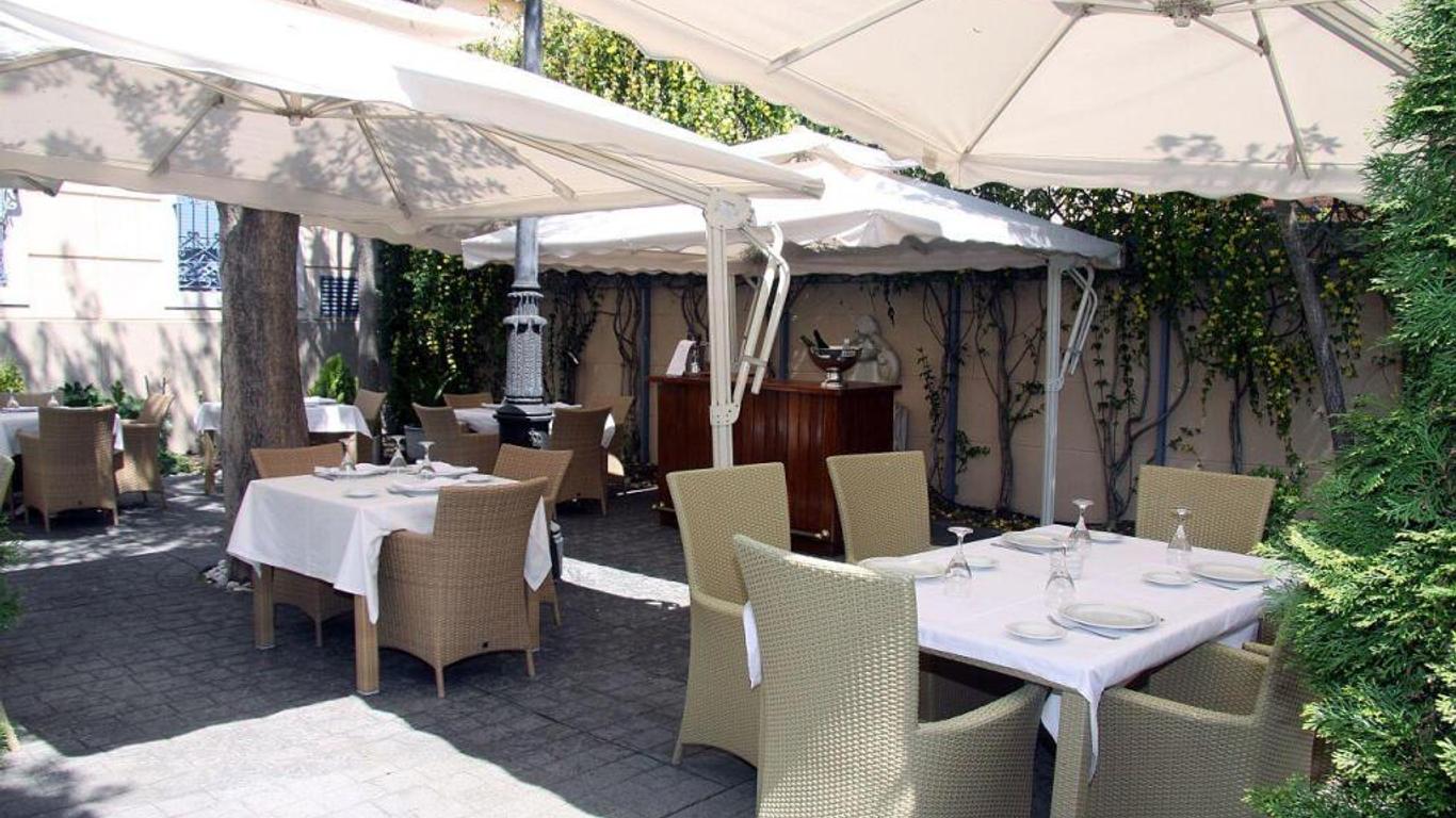 Apartamentos Plaza De Santiago - Estudios Turisticos - 1 Llave