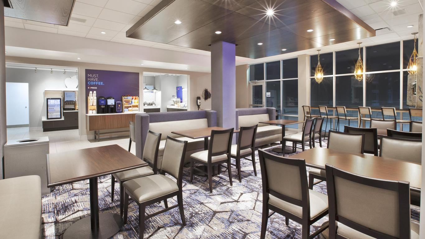 Holiday Inn Express & Suites Okemos - University Area