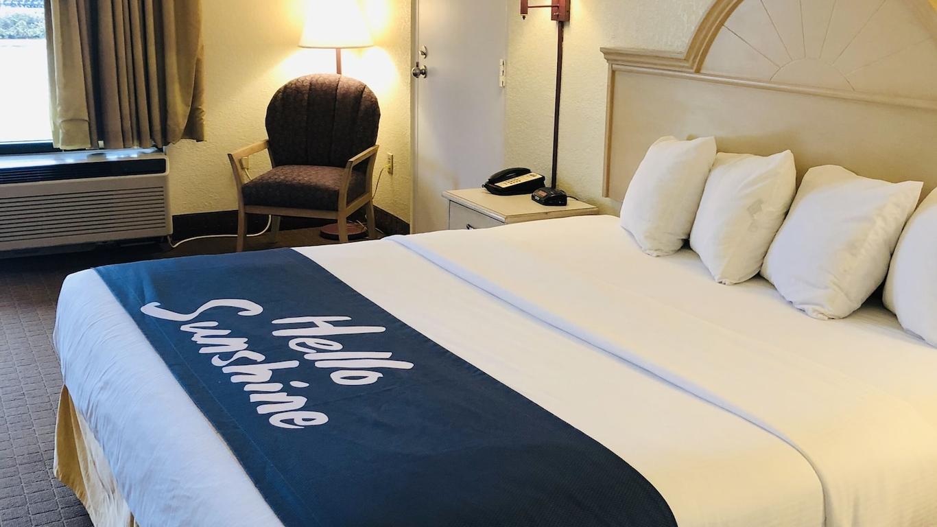 Days Inn & Suites by Wyndham Navarre - near Beaches/Hurlburt