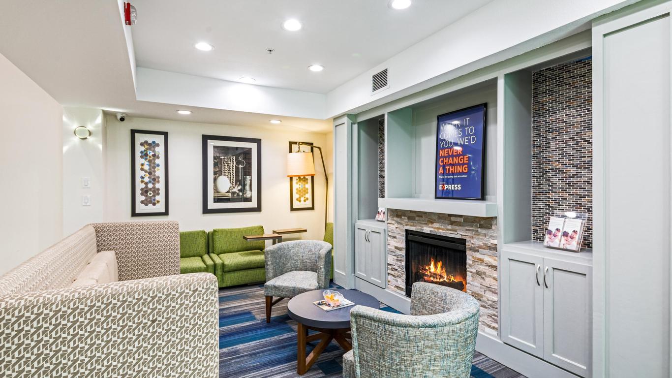 Holiday Inn Express & Suites Columbus
