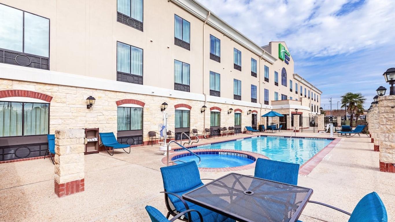 Holiday Inn Express & Suites Floresville By IHG