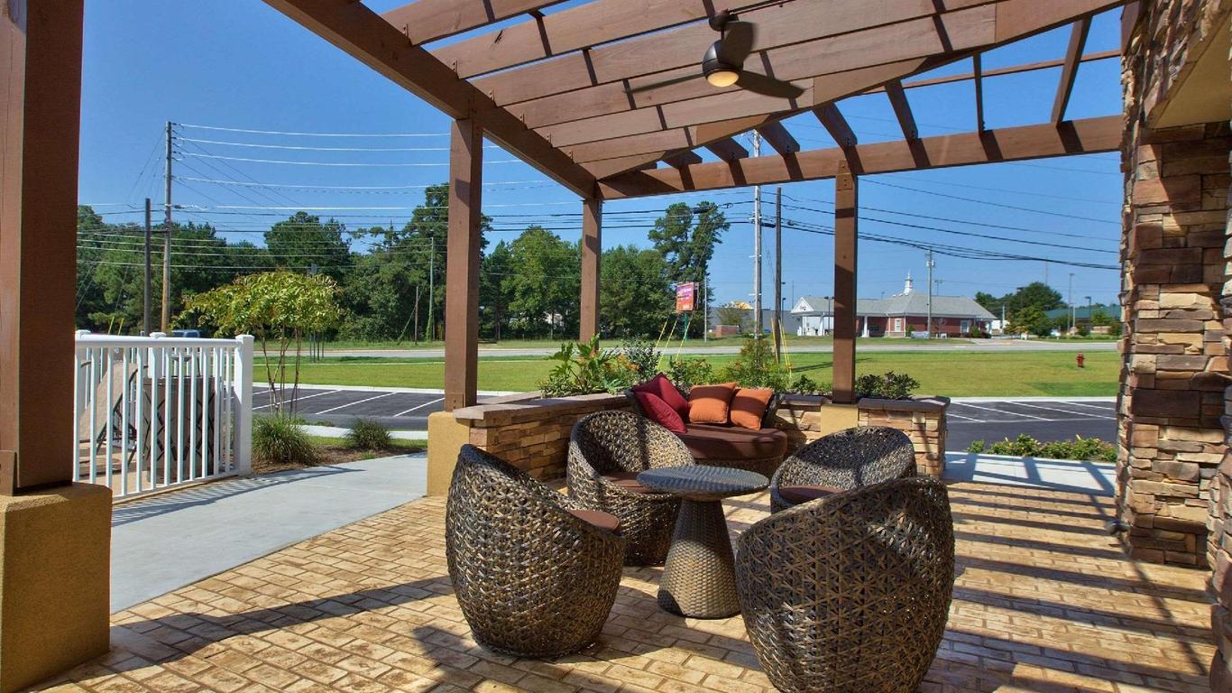 Dothan East Inn & Suites