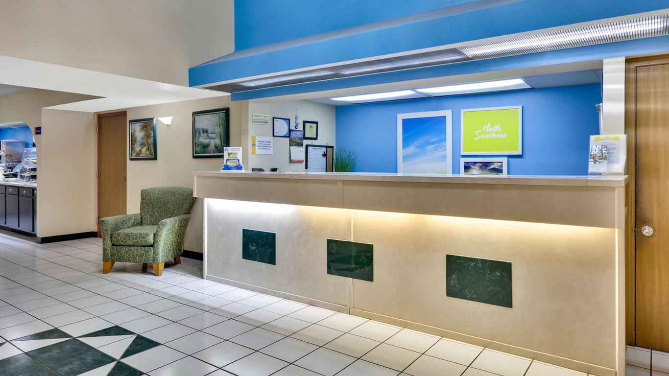 Days Inn & Suites by Wyndham Bentonville